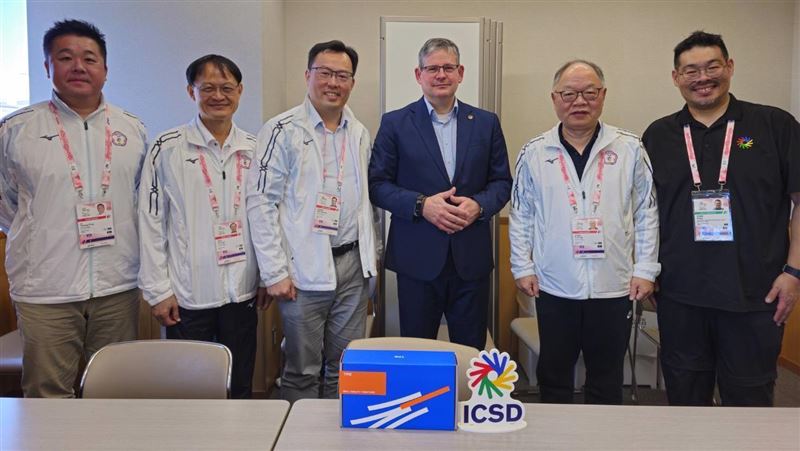 運動部鄭世忠政務次長（左3）與聽體協趙玉平祕書長（右2）率隊，拜會國際聽障運動總會Ad&aacute;m K&oacute;sa主席(右3)。(圖／運動部提供)