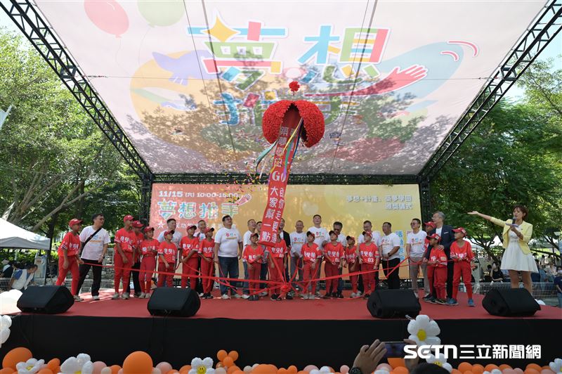 長期支持中部國中小學生追夢的大家功德會，日前在文心森林公園舉辦公益園遊會，吸引逾2,000人共襄盛舉。功德會理事長廖紀友強調，這次的園遊會不只是個公益活動，更是一個平台，讓曾受助的學校與學生能展現自我，靠自己的努力獲得成就與肯定。（圖／受訪者提供）