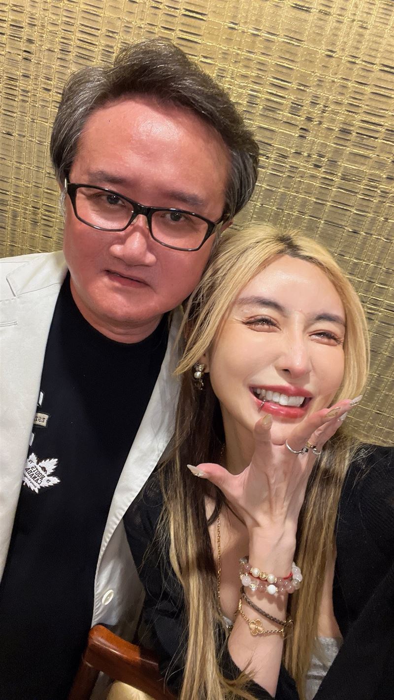 連千毅的大哥謝育全遭判刑3年10月，近期似乎已假釋出獄，網紅雪碧曬合照寫道：「老大回來了。」（圖／翻攝自謝育全、雪碧臉書）