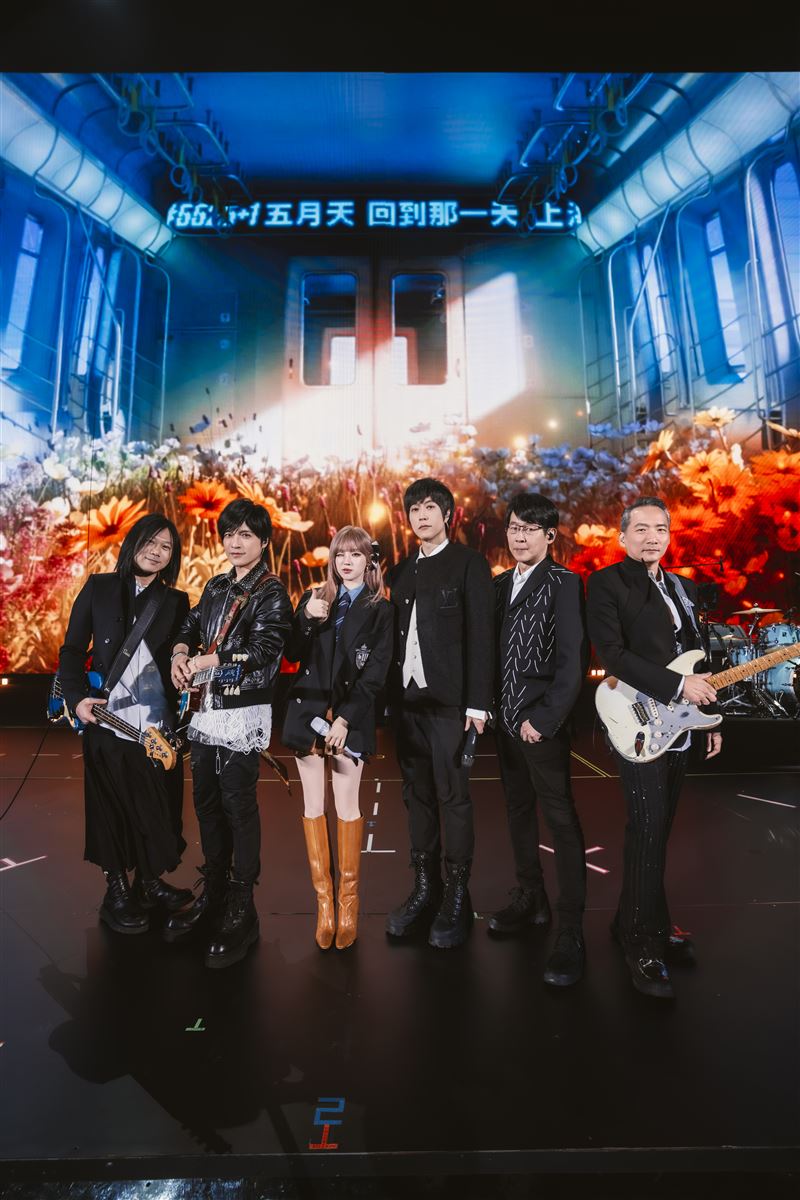 i-dle宋雨琦（左3）擔任五月天上海演唱會嘉賓。（圖／相信音樂提供）
