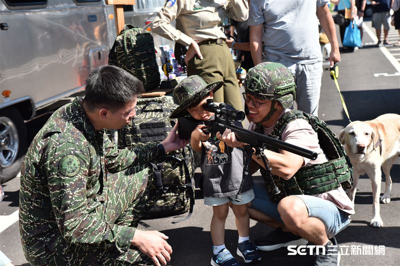 現場還設有豐富的體驗活動，孩子們可以親身感受各種新奇體驗。照片中，小朋友正嘗試模擬國軍的槍械操作，在安全環境下感受軍事訓練的趣味與震撼，臉上充滿好奇與興奮。（圖／受訪者提供）