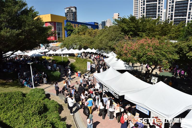 現場共有來自中彰投地區40多所學校參與，設置了百餘個攤位，包括愛心義賣、互動遊戲、美食區與手作體驗等，吸引2千多名民眾到場共襄盛舉。（圖／受訪者提供）