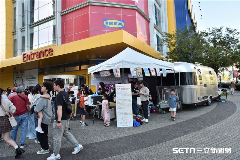 IKEA提供廣大空間作為園遊會場地，而「歐馬企業」帶來七輛頂級露營車，包括有「露營車界勞斯萊斯」之稱的Airstream，讓現場2000多位學童與來賓可以體驗車露生活。（圖／受訪者提供）