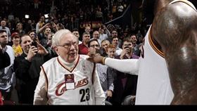 2025年8月30日是巴菲特95歲生日！他的傳奇從送報、蹺家開始　14歲就賺到人生第一桶，提出雪球致富理論。（圖／翻攝自IG @officialwarrenbuffett、翻攝自《雪球 巴菲特傳》、天下文化提供）