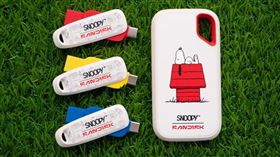 Sandisk攜手史努比，推出限量版行動固態硬碟與Phone Drive雙用隨身碟。（圖／品牌業者提供） 