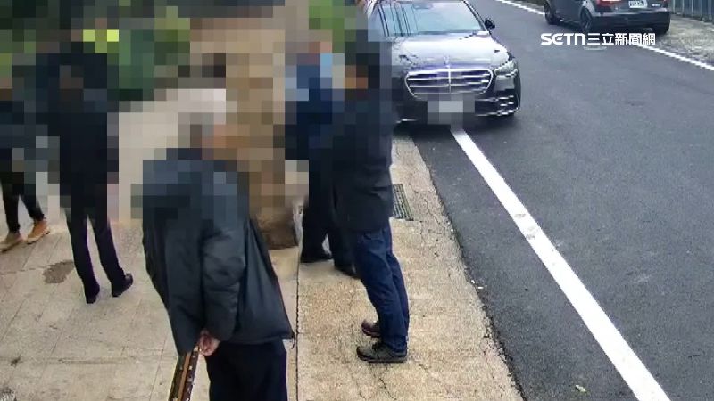 一群黑衣人大鬧護理之家