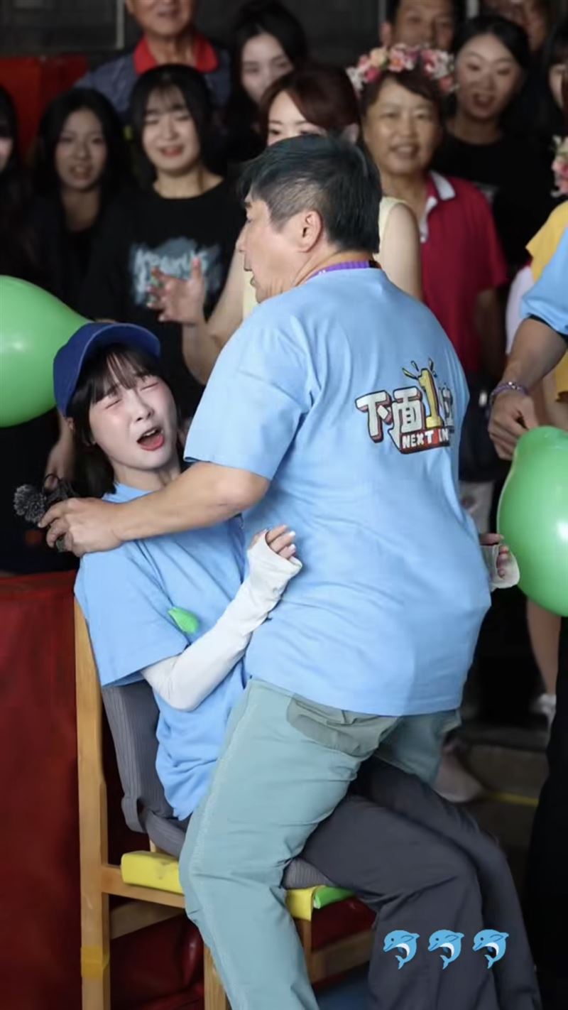 胡瓜賣力地來回跑、抓住籃籃肩膀坐爆她大腿上的氣球，讓她嚇得花容失色。（圖／翻攝自s8714451 Threads）