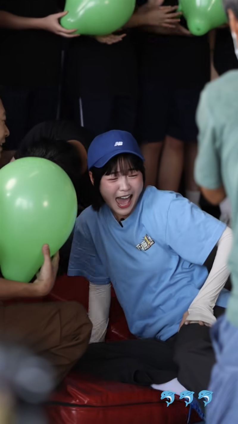 胡瓜最後衝擊力道太大，竟將椅子連人都坐垮了，讓籃籃當場人仰馬翻。（圖／翻攝自s8714451 Threads）