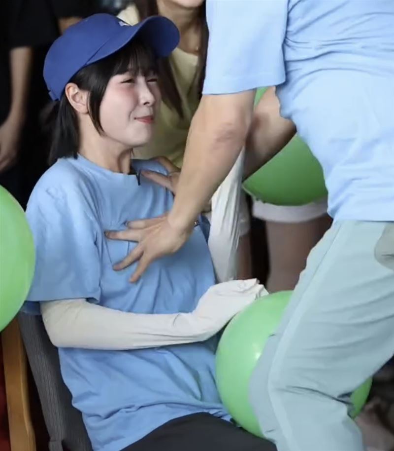 胡瓜玩坐氣球遊戲不小心摸到籃籃胸部，不過許多網友也緩頰說：「這一看就知道不是故意的。」（圖／翻攝自s8714451 Threads）
