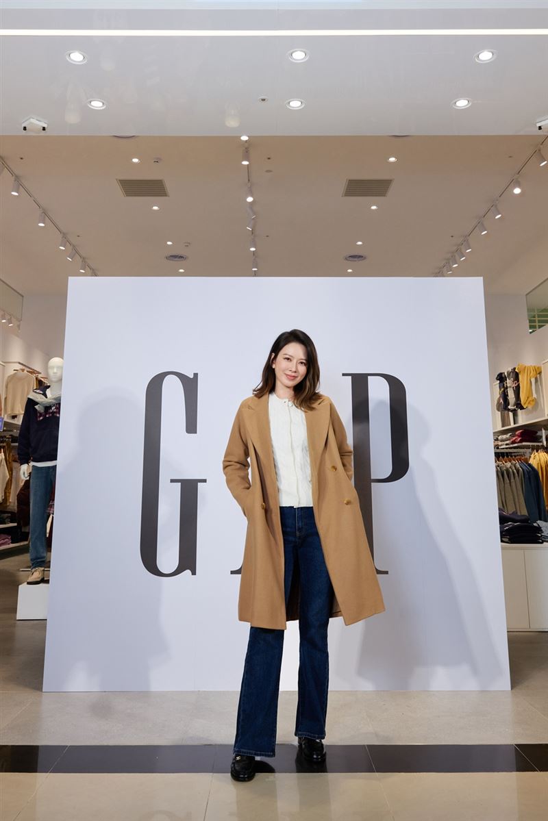 Melody身著Gap卡其色大衣，內搭白色針織上衣與Denim系列喇叭牛仔褲，展現自信態度。（圖／品牌業者提供）