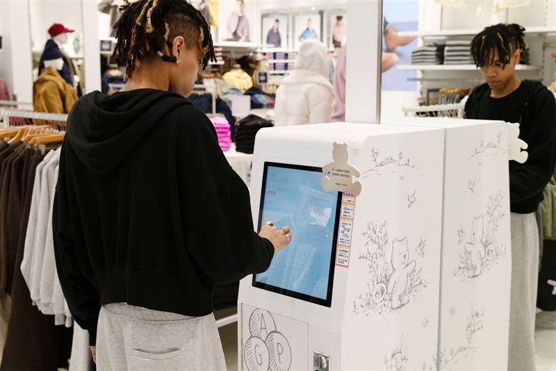 即日起至11月23日期間，任意消費即可體驗Gap客製姓名貼乙次。（圖／品牌業者提供）