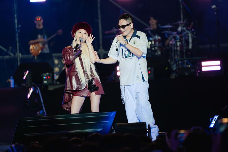 Lulu（左）裸背勾引春風（右）。（圖／KKLIVE、混血兒娛樂提供）