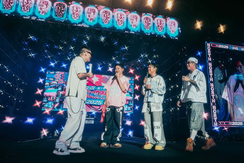 玖壹壹親友爭相合照，證明許富凱超越年齡層的「國民級人氣」。（圖／KKLIVE、混血兒娛樂提供）