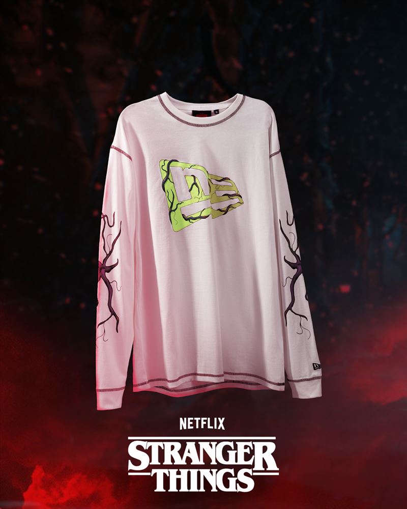 寬版長袖Tee以纏繞藤蔓、暗黑字體等元素設計。（圖／品牌業者提供）