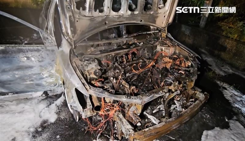 停車場內一輛自小客車全面燃燒，緊急出動3車8人前往灌救。（圖／翻攝畫面）