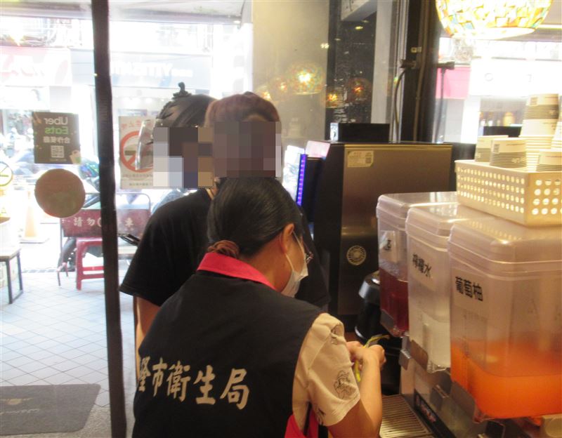 地方衛生局稽查「美食外送平台合作之餐飲業者」。(圖/食藥署提供)