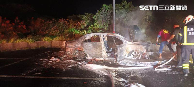 火滅後副駕駛座驚見一堆燒紅的木炭，座椅成了烤肉架，男子疑似縱火。（圖／翻攝畫面）