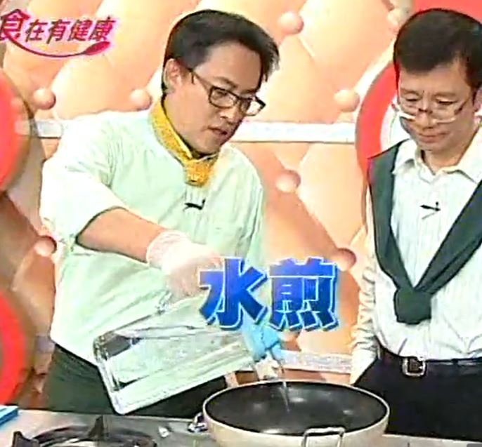 詹姆士（左）2011年曾提倡水煎法。（圖／翻攝食在有健康YT）
