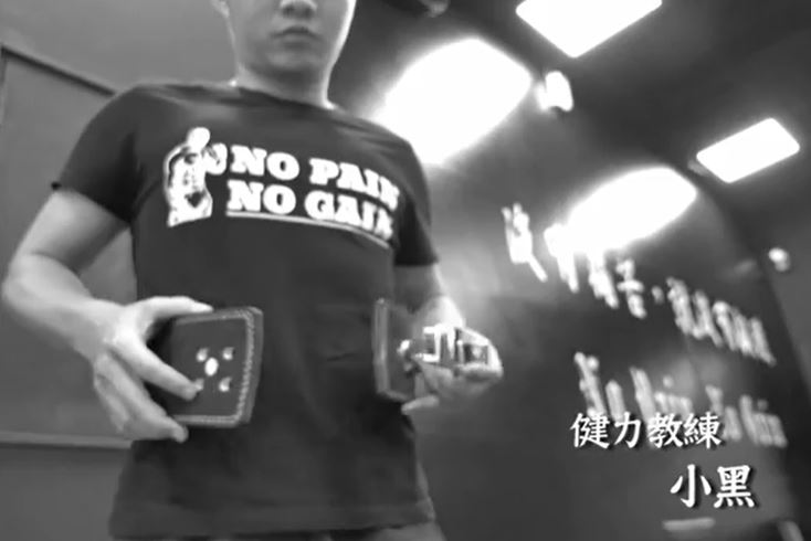 曾經在館長旗下健身房工作的教練「小黑」發文表示，館長對員工其實很好，但成吉思汗的一級主管時常阻礙提案，讓他無奈離職。（圖／翻攝自YT＠館長成吉思汗）