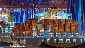 航運產業數位轉骨啟動，全球船舶將擁有自己的「數位分身」。圖為智慧船廠內景，透過5G、AR與感測器建構全艦數位模型，實現從設計、建造到營運全生命週期的即時資料串流與協同管理，翻轉傳統船廠效率與安全瓶頸，航運正式進入資料驅動的新世代。（示意圖／PIXABAY）