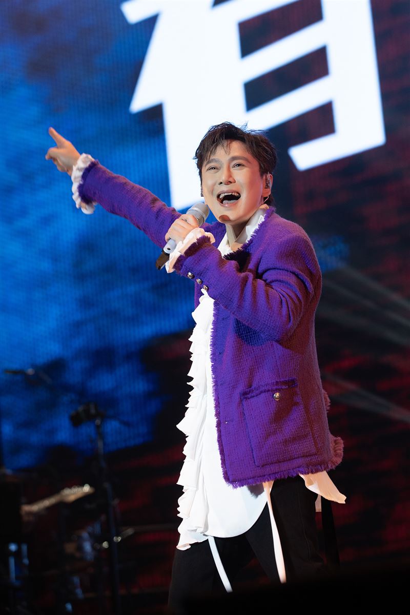 張信哲為巴黎打造新造型，滿滿法式浪漫。（圖／潮水音樂提供）