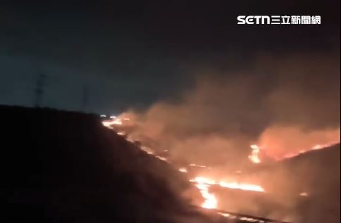 國道行經駕駛，被眼前火燒山一幕嚇壞。（圖／翻攝自Threads @jyun_95_10_01）
