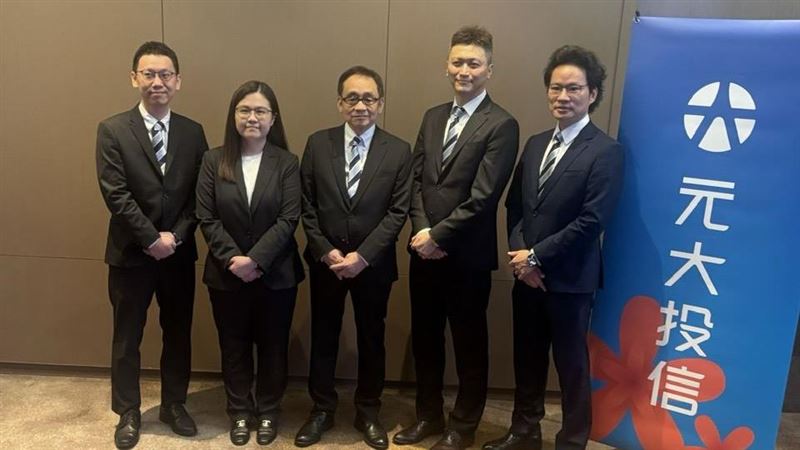 元大投信首檔主動式ETF「00990A」11月24日起開募，只要1萬元就能參與AI產業成長機會。投資聚焦「算力硬體」與「應用平台」兩大核心，主打靈活選股、全球佈局、長期資本成長，不配息設計鼓勵資金留艙。法人看好百億資金吸引力。（圖／記者師瑞德攝影）