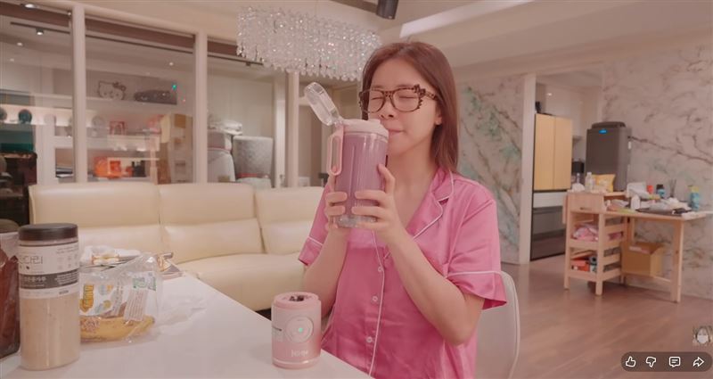 李多慧有外出行程會在帶一杯自製果昔。（圖／翻攝自李多慧YouTube）
