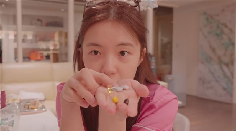 李多慧還會吃保健食品。（圖／翻攝自李多慧YouTube）
