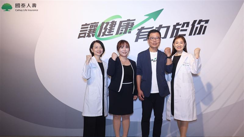 國壽2026年3大關鍵行動之一為「夥伴+」,攜手「通路、保戶、醫療專家、商戶、全民」等5大夥伴全面推動健康。右二為國壽總經理劉上旗,右起為國泰綜合醫院社區醫學部主任莊海華、蛹之生心理諮商所所長譚慧蘭及國泰健檢富霖診所資深營養師李宜芳。(圖/國泰人壽提供)