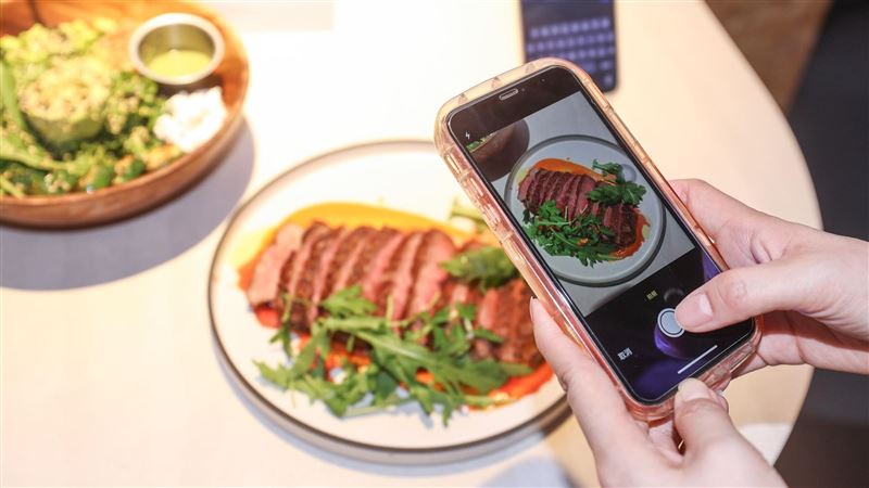 國泰人壽深度推廣健康服務,今年結合AI與國泰健康管理合作開發「飲食拍拍」飲食辨識服務,保戶只要用手機拍攝餐盤照片上傳辨識,即可獲得攝取營養分析及建議下一餐如何調整飲食。(圖/國泰人壽提供)