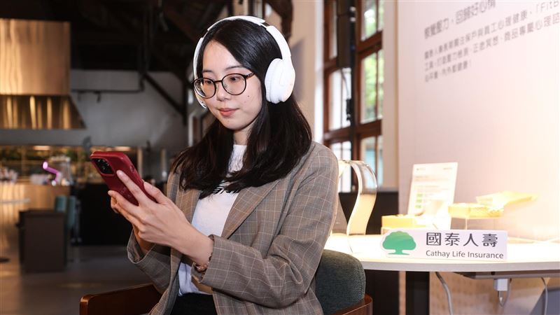 國泰人壽深度推廣健康服務,於「FitBack健康吧」打造正念冥想任務,獲得熱烈迴響,已突破百萬使用人次,今年再升級推出符合不同年齡層需求,提供所需正念冥想技巧。(圖/國泰人壽提供)