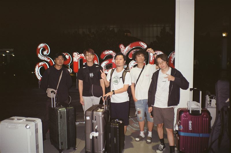 黃子軒為「山平快樂團」主唱，率吉他手邱群、Bass 小Q、Keyboard手家陸、鼓手小潘（潘睿翊）遠赴峇里島。（圖／內山小文化提供）