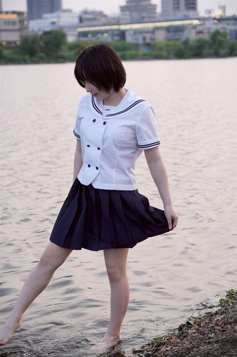 春野胡桃被片商封為「絕對的女主角」的封號，也因為外型就很厲害了，只要讓她穿了制服自然散發「童顏巨乳」的魅力。（圖／翻攝自春野胡桃Ｘ）