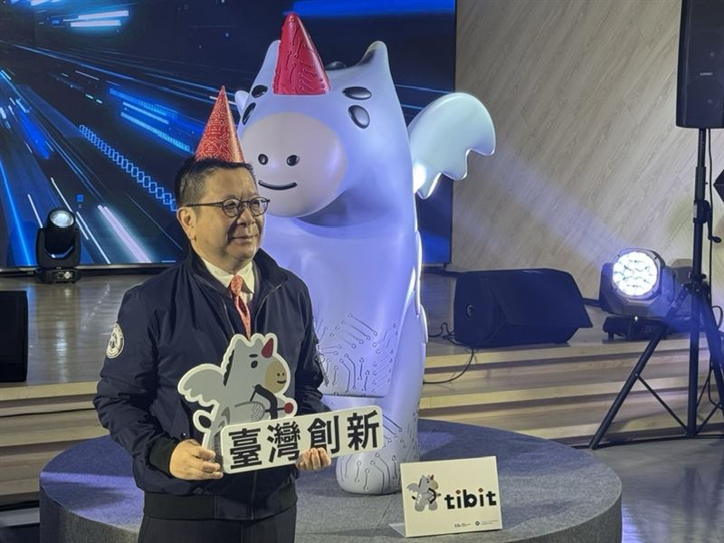 證交所推出全新識別角色tibit，象徵創新版鎖定AI、半導體等六大前瞻產業，積極向國際資本市場招手。tibit紅角閃光、身披科技紋理，設計理念聚焦臺灣創新實力與文化溫度，成為資本市場與大眾溝通的全新語言。（圖／記者師瑞德攝影）