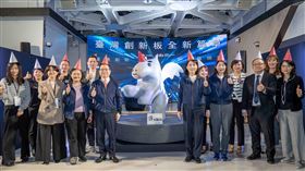 證交所推出全新識別角色tibit，象徵創新版鎖定AI、半導體等六大前瞻產業，積極向國際資本市場招手。tibit紅角閃光、身披科技紋理，設計理念聚焦臺灣創新實力與文化溫度，成為資本市場與大眾溝通的全新語言。（圖／證交所提供）