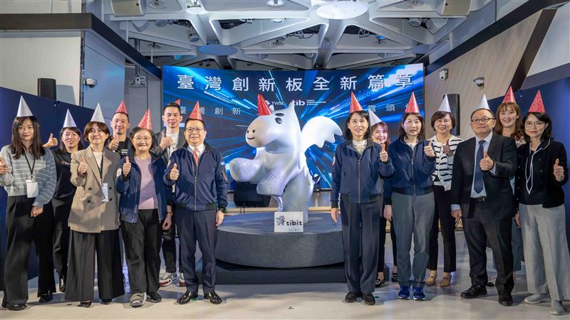 證交所推出全新識別角色tibit，象徵創新版鎖定AI、半導體等六大前瞻產業，積極向國際資本市場招手。tibit紅角閃光、身披科技紋理，設計理念聚焦臺灣創新實力與文化溫度，成為資本市場與大眾溝通的全新語言。（圖／證交所提供）