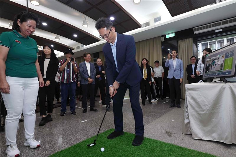 「AI智慧高球服務系統」首創可攜式複合感知一體機，結合「AI虛擬教練」提供即時動作回饋，並以輕量化設計大幅減少系統建置時間。圖為高球亞運金牌國手/教練李瑞慧以及經濟部產業技術司司長郭肇中示範推桿。（圖／經濟部提供）
