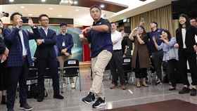 工研院的「棒球科技-臺灣鷹眼」系統能自動追蹤投球軌跡、轉速與位移，誤差不到一公分，堪比美國職棒的鷹眼系統，讓好球帶判定更公平，也讓選手訓練更精準。圖為NiceSports好的運動總經理張泰山示範投球。（圖／經濟部提供） 