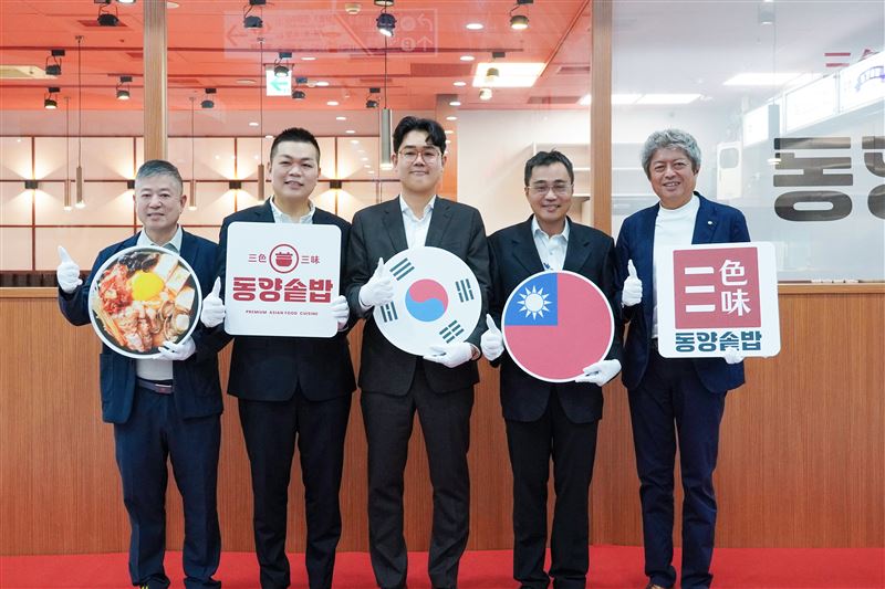 韓國「三色三味」正式登台進駐家樂福！由左至右分別是：高雄烹飪公會王俊華 理事長、台灣總部 潘字孺 總經理、韓國 李旼奎 代表、高雄經發局 林廖嘉宏 副局長、商研院 黃俊皓 代表、工研院李偉宏 總監。（圖／三色三味提供）
