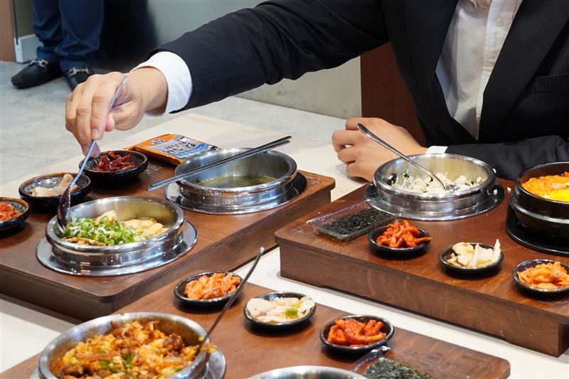 三色三味特色餐點，品牌名稱象徵三種色彩與三種味覺的和諧平衡，意指「多層次的味覺融合」。（圖／三色三味提供）