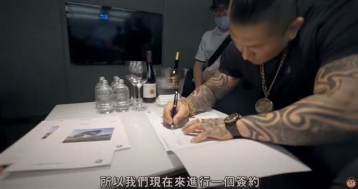 館長依約砸下1500萬到BMW旗艦店簽約，買下4台車犒賞「大師兄」李慶元等員工。（圖／翻攝自館長成吉思汗YouTube）