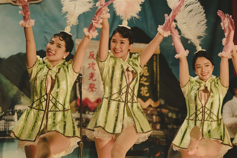 電影《大濛》中的彩蝶歌舞團招牌主秀七仙女唱跳，整齊劃一的舞蹈動作配上一字排開的陣容，完全就是50年代的女子天團。（圖／華文創 提供）