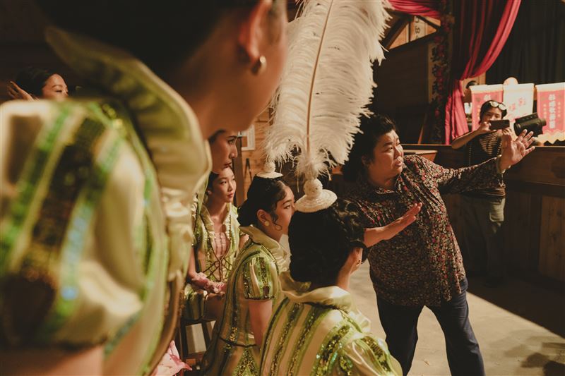 為了還原50年代歌舞團的演出，導演陳玉勳邀請林美秀替七仙女編舞，更指定要加入「大腿舞」的元素。（圖／華文創 提供）