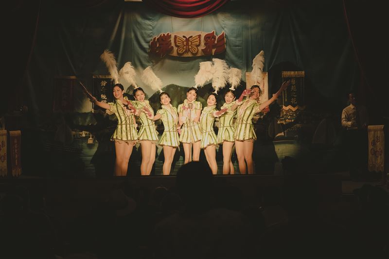 彩蝶歌舞團招牌主秀為「七仙女」唱跳，她們頭頂50公分長羽毛，身穿長度直逼大腿根部的亮片短裙。（圖／華文創 提供）