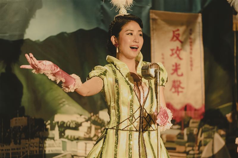 9m88在電影中擔任歌舞團主唱，林美秀特地叮嚀她「主唱一定要有架勢！」。（圖／華文創 提供）