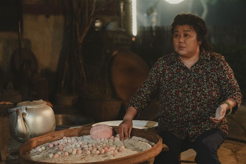 林美秀除了替歌舞團編舞，在電影《大濛》中還友情客串舞團團長阿雀姨一角，身兼多職不計酬勞只為力挺導演陳玉勳。（圖／華文創 提供）