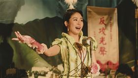 9m88在電影中擔任歌舞團主唱，林美秀特地叮嚀她「主唱一定要有架勢！」。（圖／華文創 提供）