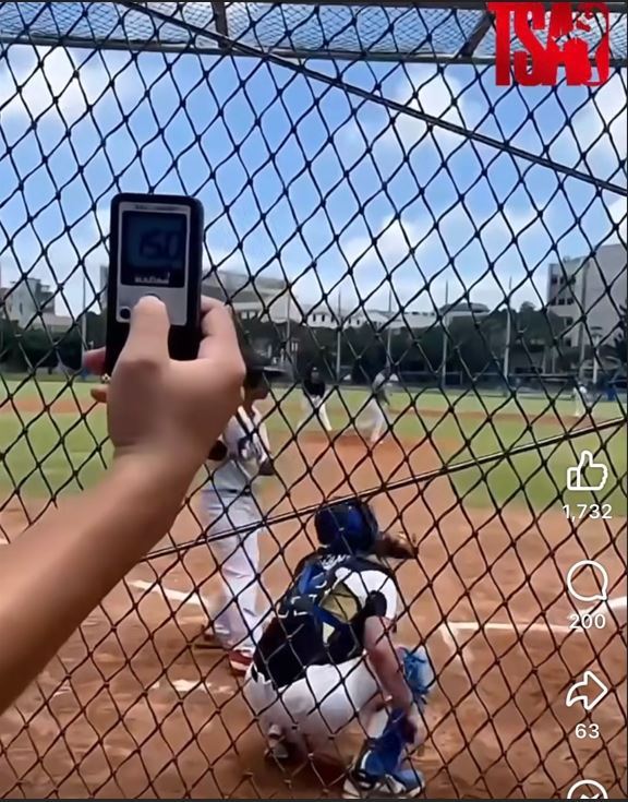 44歲的曹錦輝引退8年，今年仍能投出超過150公里的火球，引發許多網友驚呼「真的是天才！」（圖／翻攝自曹錦輝臉書）