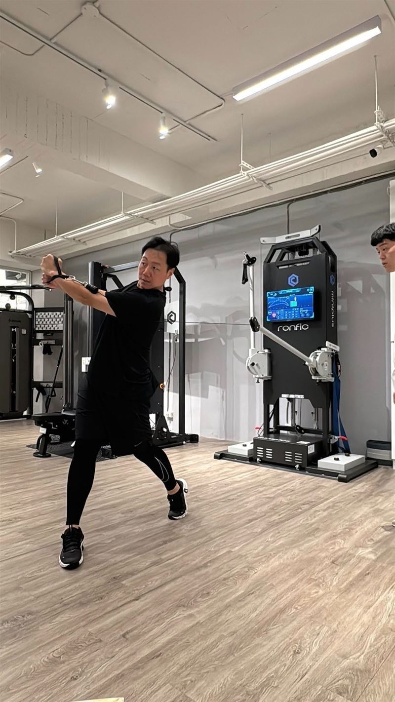 39歲老將林益全被統一獅戰力外後，仍在室內訓練調整揮棒姿勢。（圖／翻攝自林家嘉臉書）